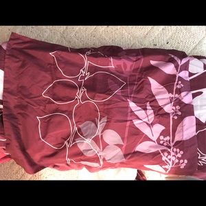 Queen comforter set with throw pillows